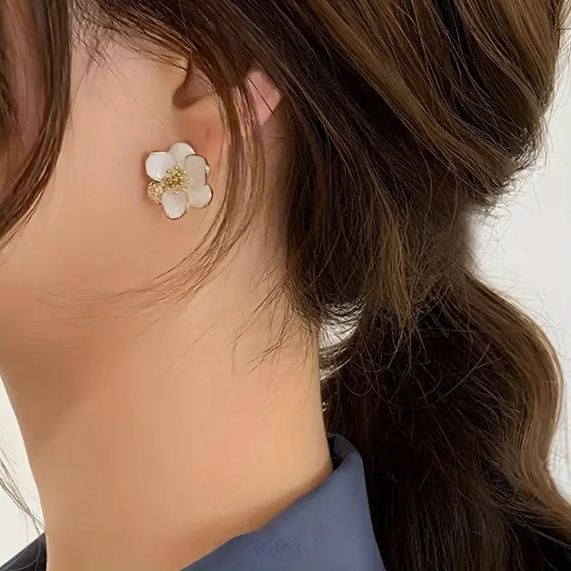 Women's Fashion Petal Earrings Elegant Personalized Alloy Studs