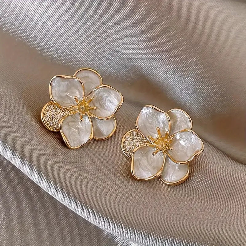 Women's Fashion Petal Earrings Elegant Personalized Alloy Studs