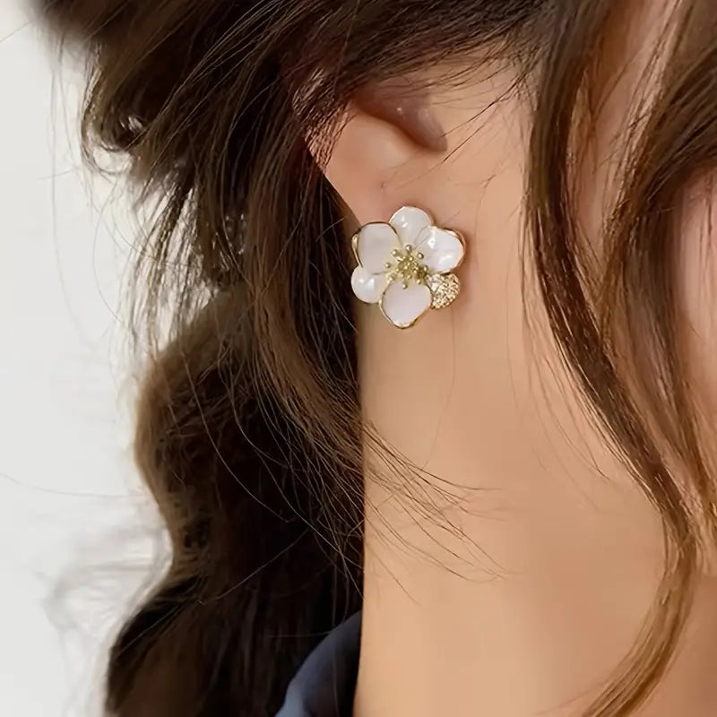 Women's Fashion Petal Earrings Elegant Personalized Alloy Studs